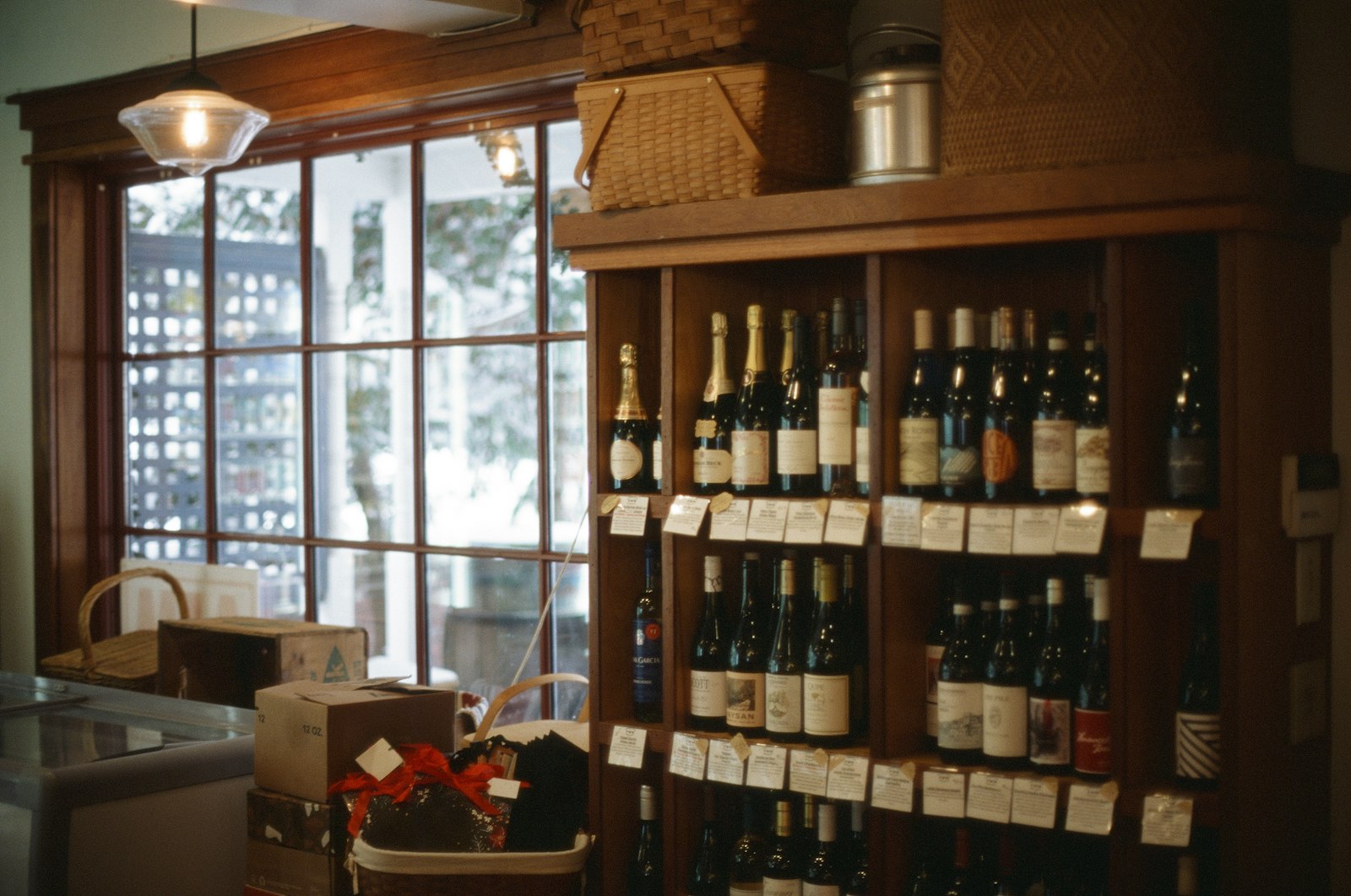 Prateleira com diferentes garrafas de vinho para ilustrar como escolher um rótulo