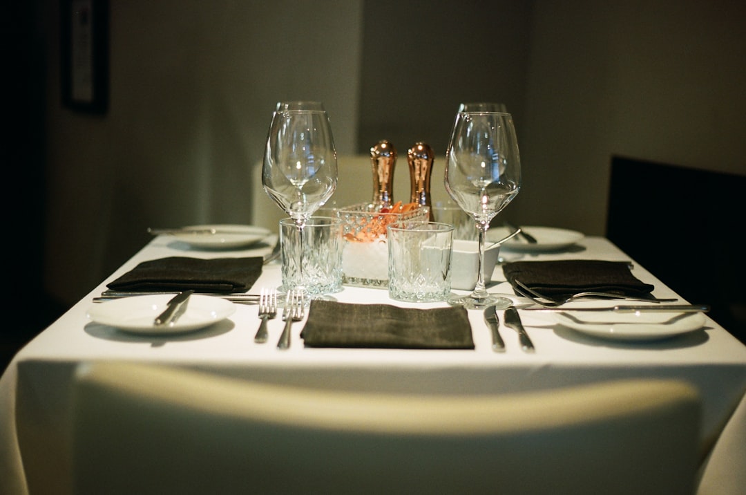 Mesa preparada para degustação de vinhos, experiência Entre Taças no Rio de Janeiro