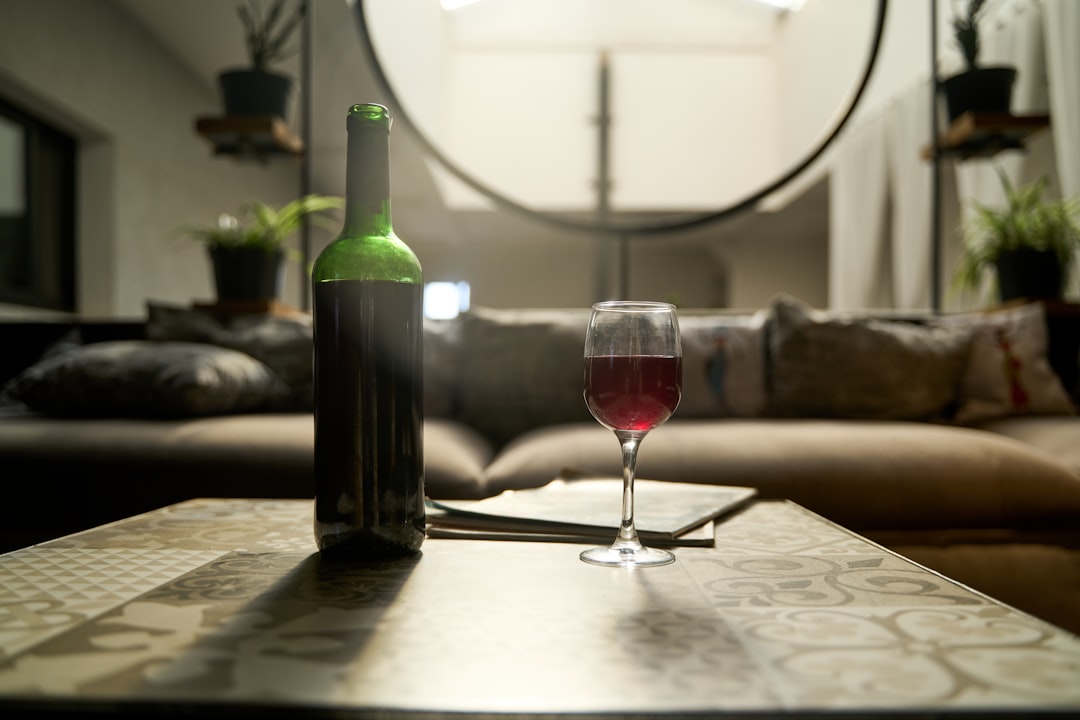 Garrafa e taça de vinho para guia de melhores vinhos até R$50