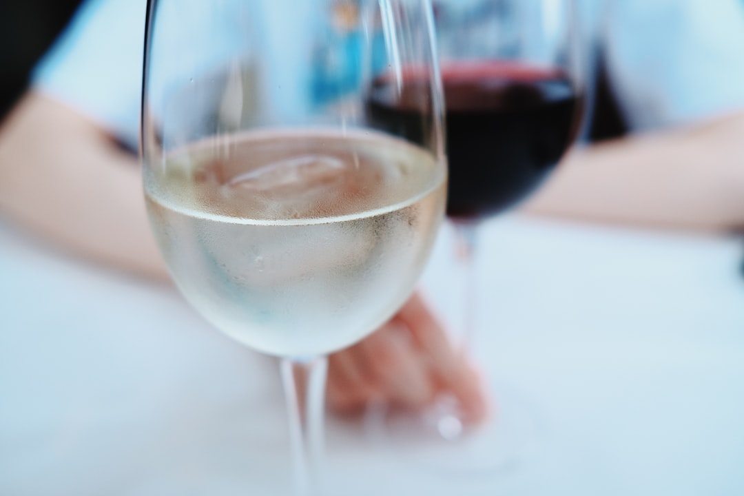 Taça de vinho para guia sobre temperatura ideal de serviço de vinhos tintos, brancos e espumantes