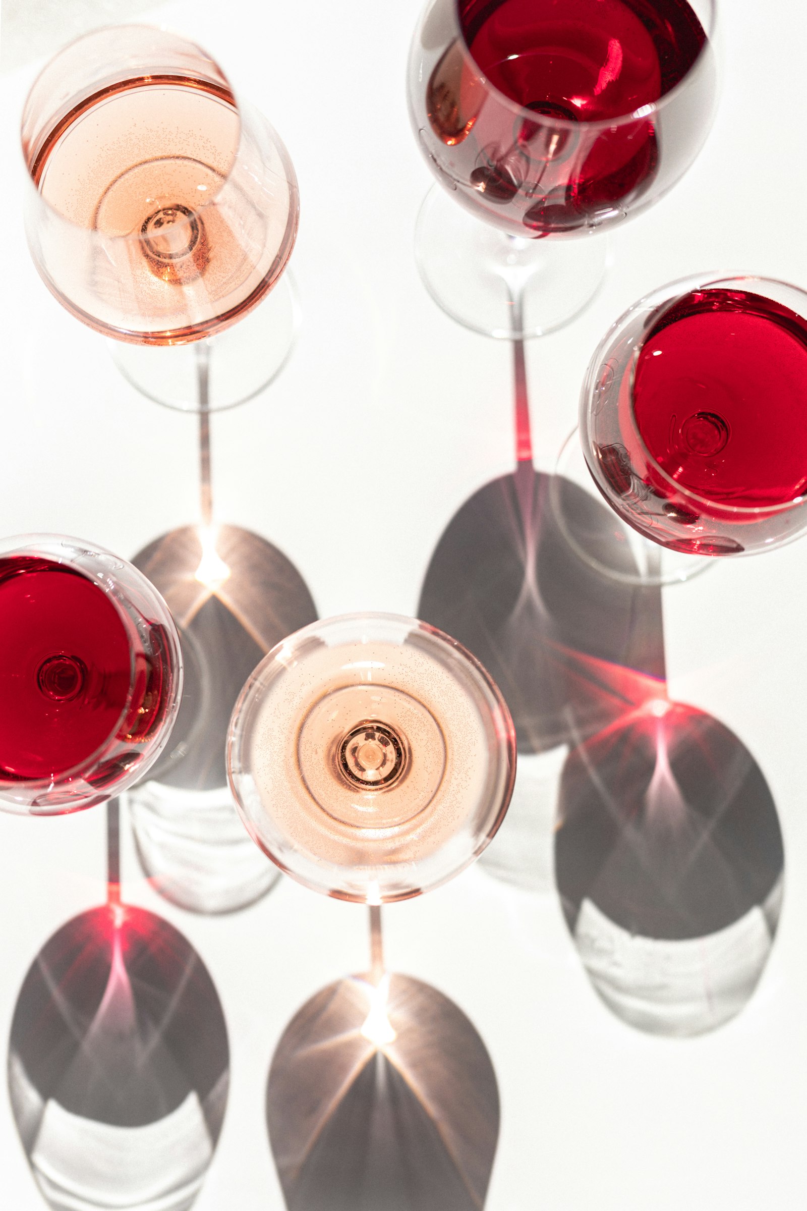 Taças com diferentes estilos e cores de vinho para ilustrar os principais tipos de vinho