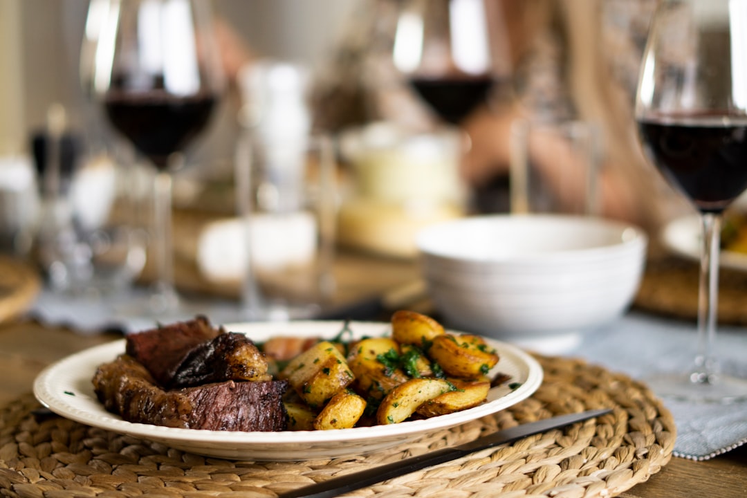 Vinho tinto servido com churrasco para guia de harmonização de vinho e carnes
