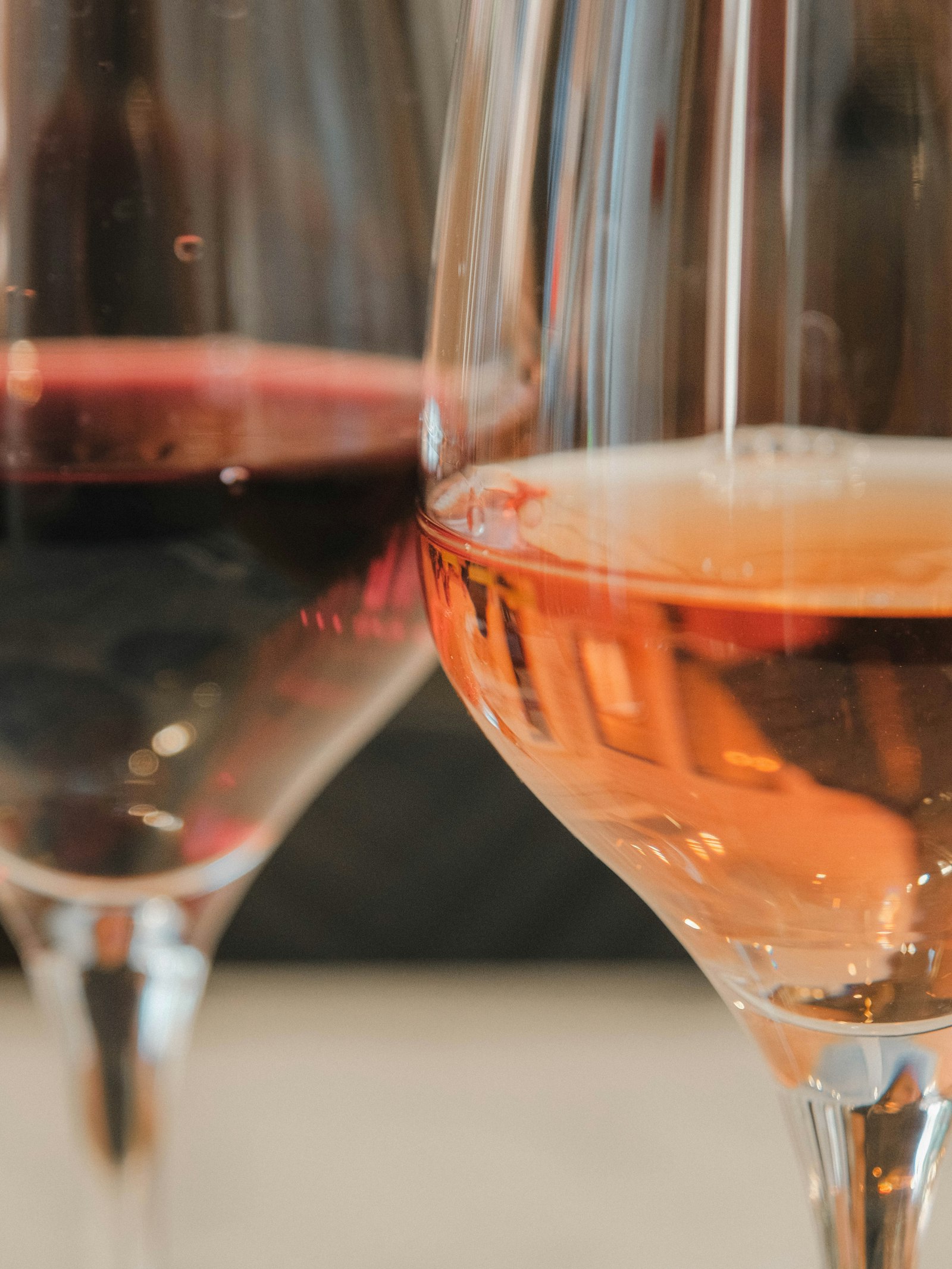 Duas taças de vinho com estilos diferentes para ilustrar a comparação entre vinho seco e suave