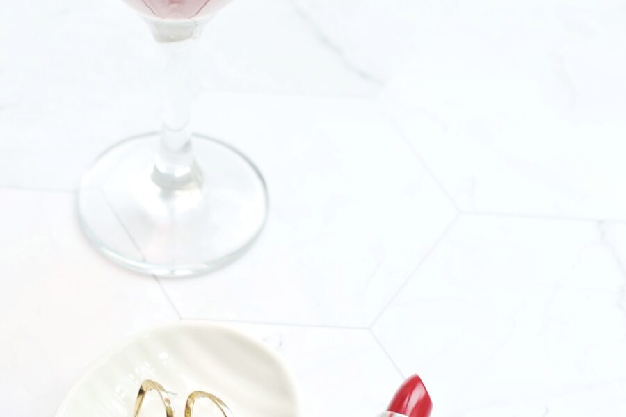 Taça de vinho e chocolates para ilustrar harmonizações entre vinho e diferentes tipos de chocolate