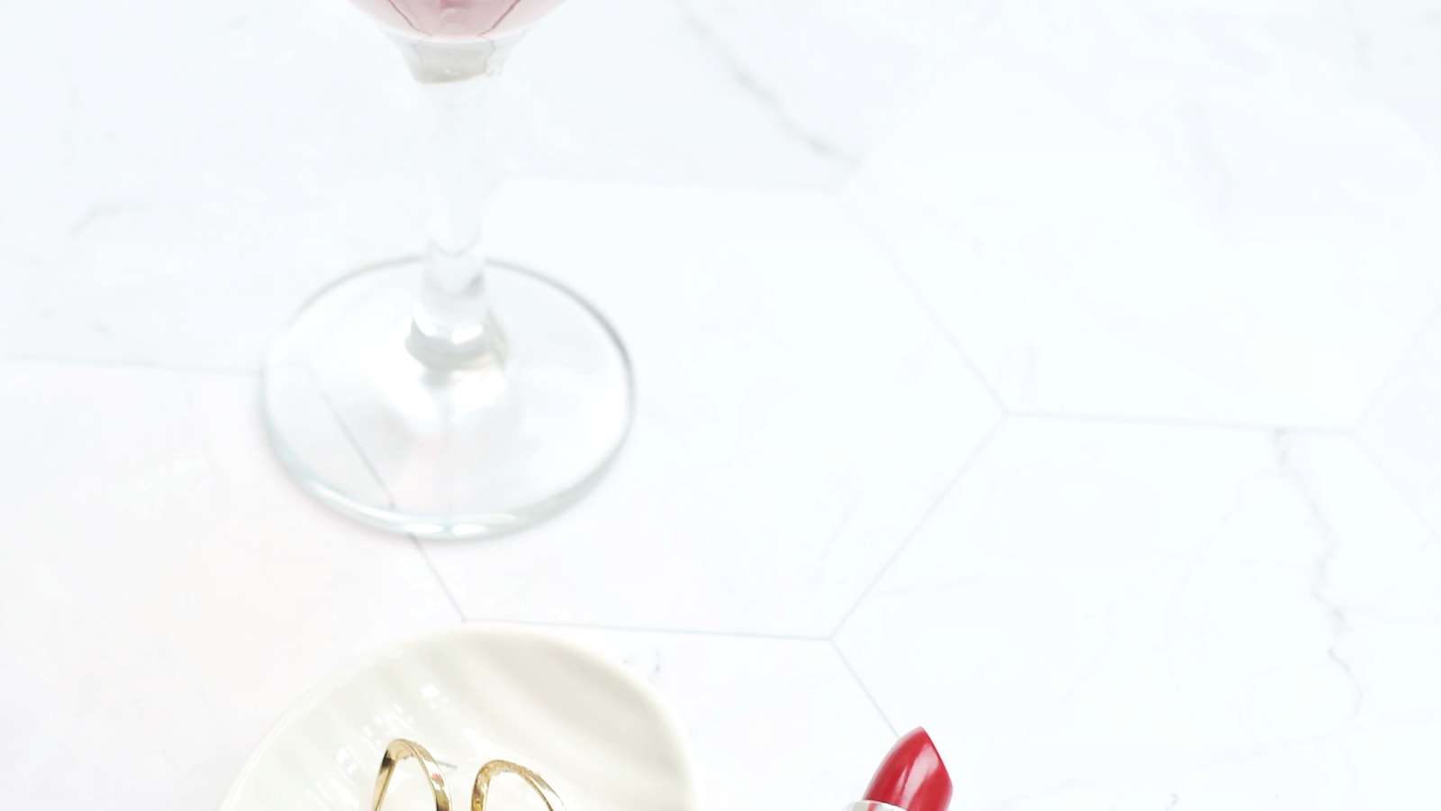 Taça de vinho e chocolates para ilustrar harmonizações entre vinho e diferentes tipos de chocolate
