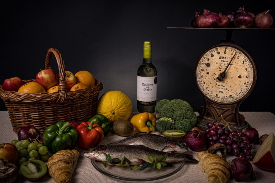 Prato de peixe acompanhado de vinho para ilustrar harmonizações conforme o preparo e o molho