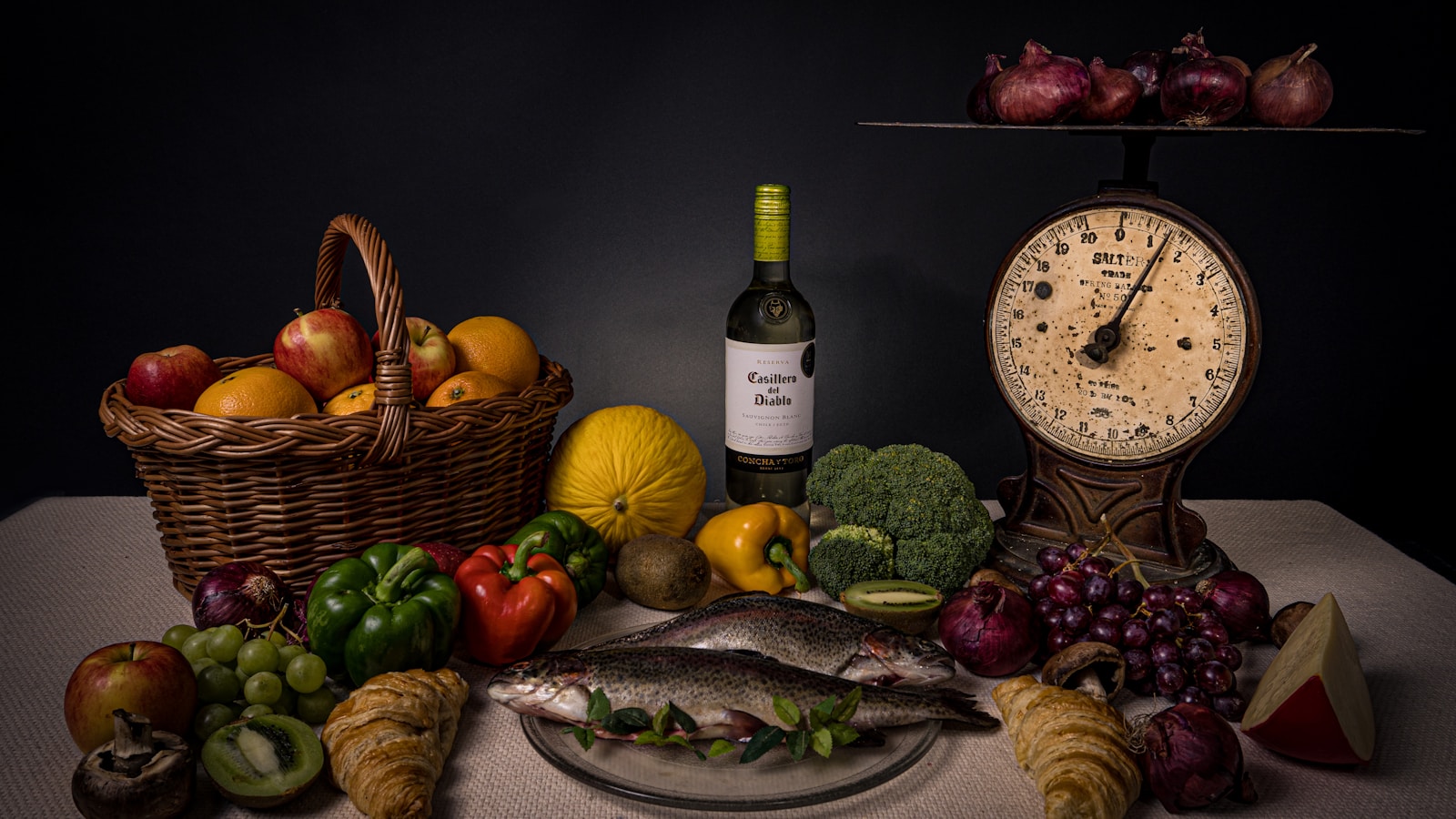 Prato de peixe acompanhado de vinho para ilustrar harmonizações conforme o preparo e o molho