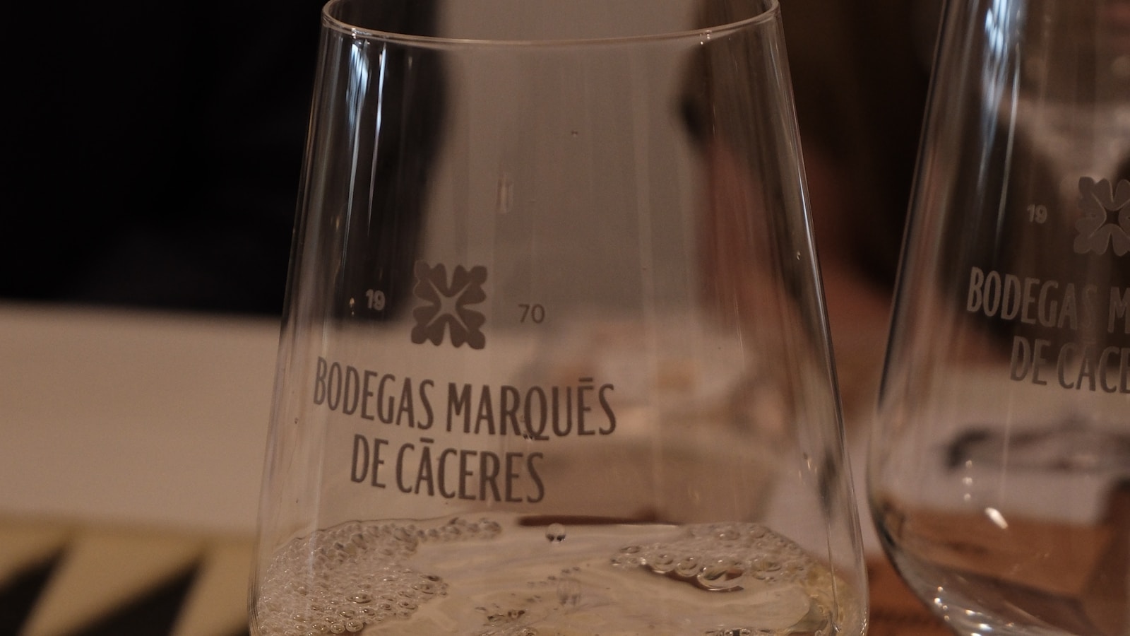 Vinho branco sendo servido em uma taça para ilustrar o frescor e as características do Sauvignon Blanc