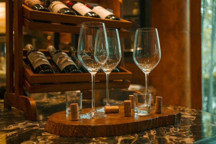 Taça de vinho sobre mesa de madeira ilustrando a percepção de acidez e frescor no vinho