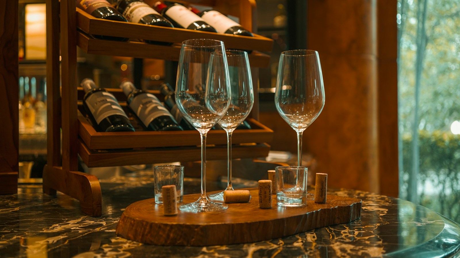 Taça de vinho sobre mesa de madeira ilustrando a percepção de acidez e frescor no vinho