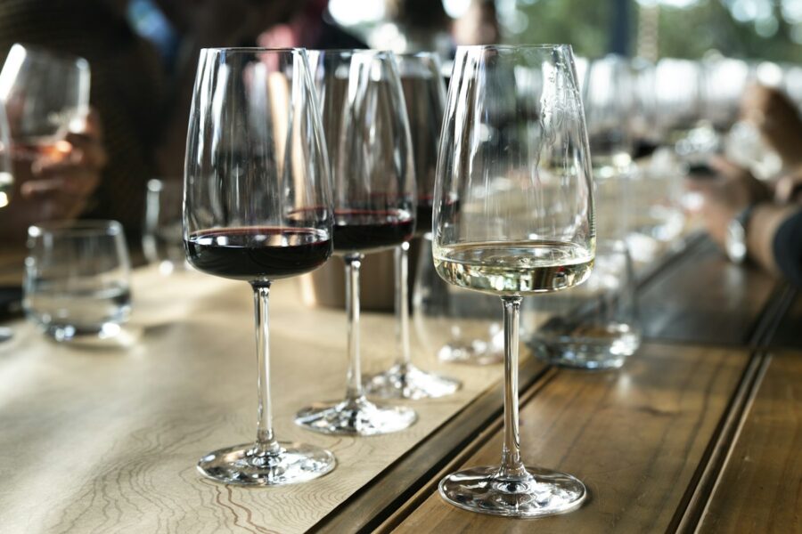 Taças de vinho sobre a mesa usadas para ilustrar diferenças de corpo e estrutura entre vinhos