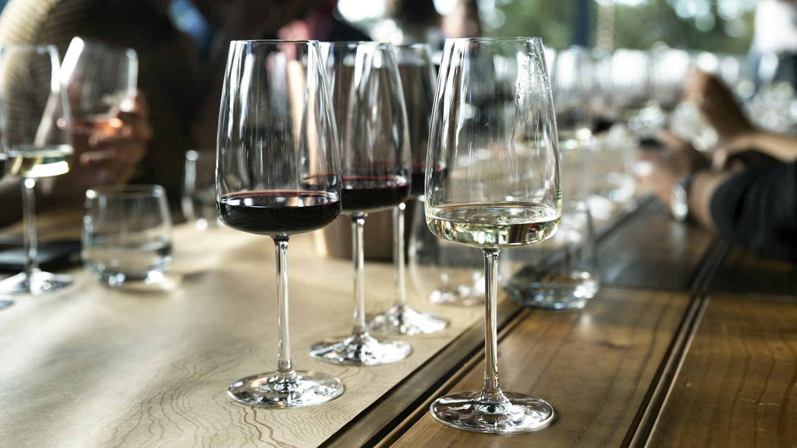 Taças de vinho sobre a mesa usadas para ilustrar diferenças de corpo e estrutura entre vinhos