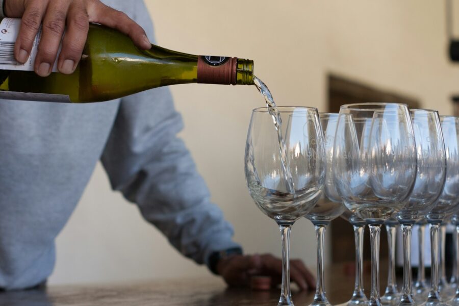 Vinho espumante sendo servido em taça para ilustrar diferentes formatos de taças de vinho