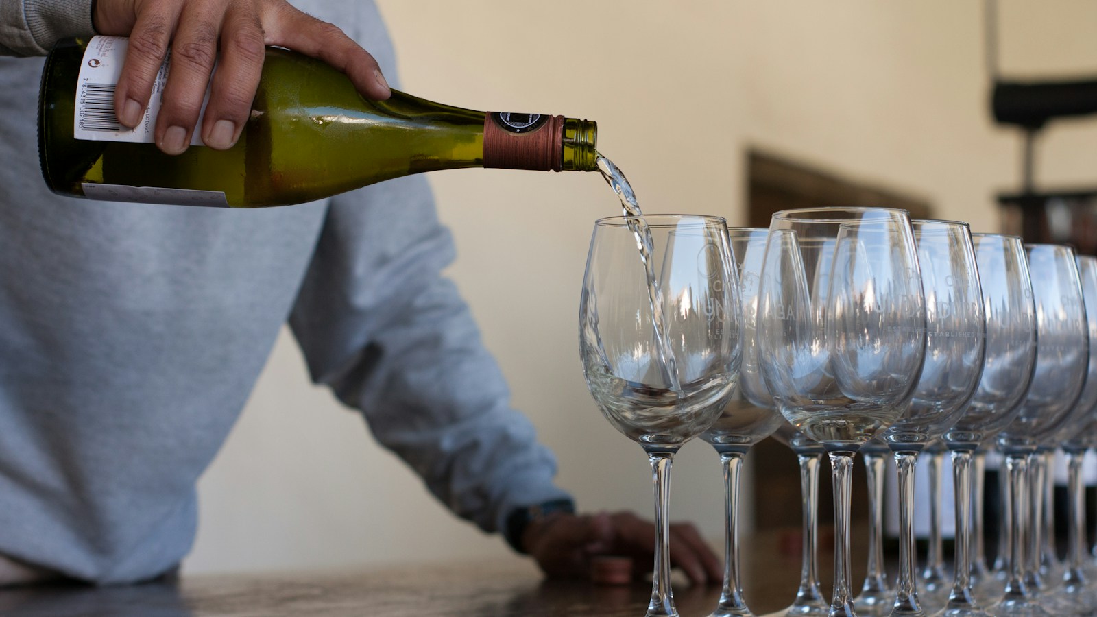 Vinho espumante sendo servido em taça para ilustrar diferentes formatos de taças de vinho