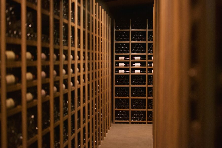 Garrafas de vinho armazenadas em ambiente adequado para ilustrar conservação do vinho depois de aberto