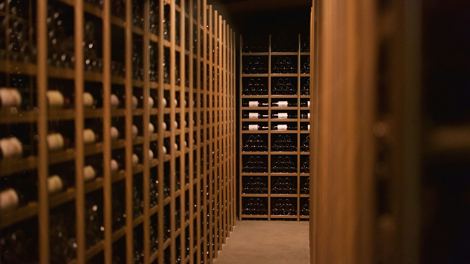 Garrafas de vinho armazenadas em ambiente adequado para ilustrar conservação do vinho depois de aberto