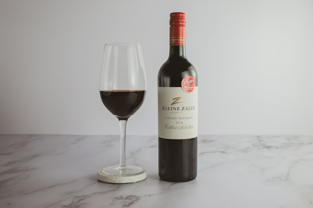 Taça de vinho Cabernet Sauvignon em uma mesa