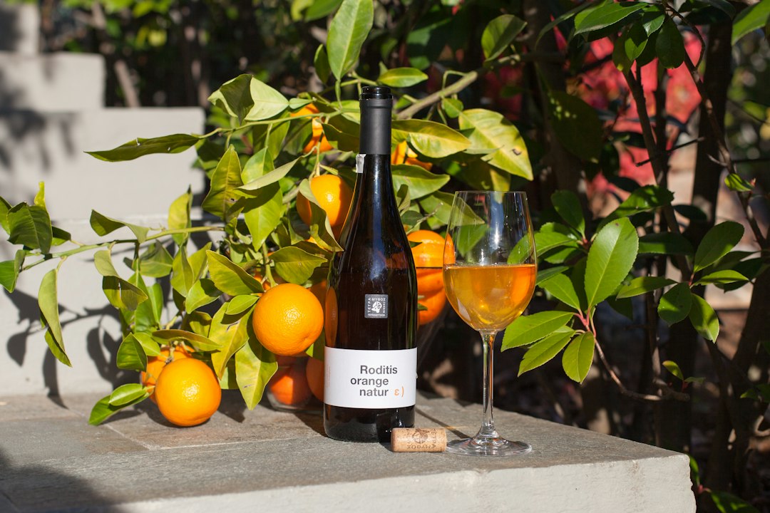 Taça de vinho laranja de tonalidade âmbar
